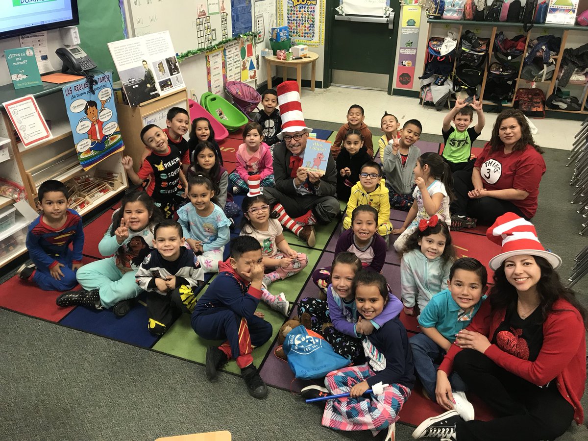 Thank you @Burtonsuper2018 for reading to us a Spanish book this morning! @scamathew #ososbiligües #ReadAcrossAmericaDay #Kindergarten ❤️💙