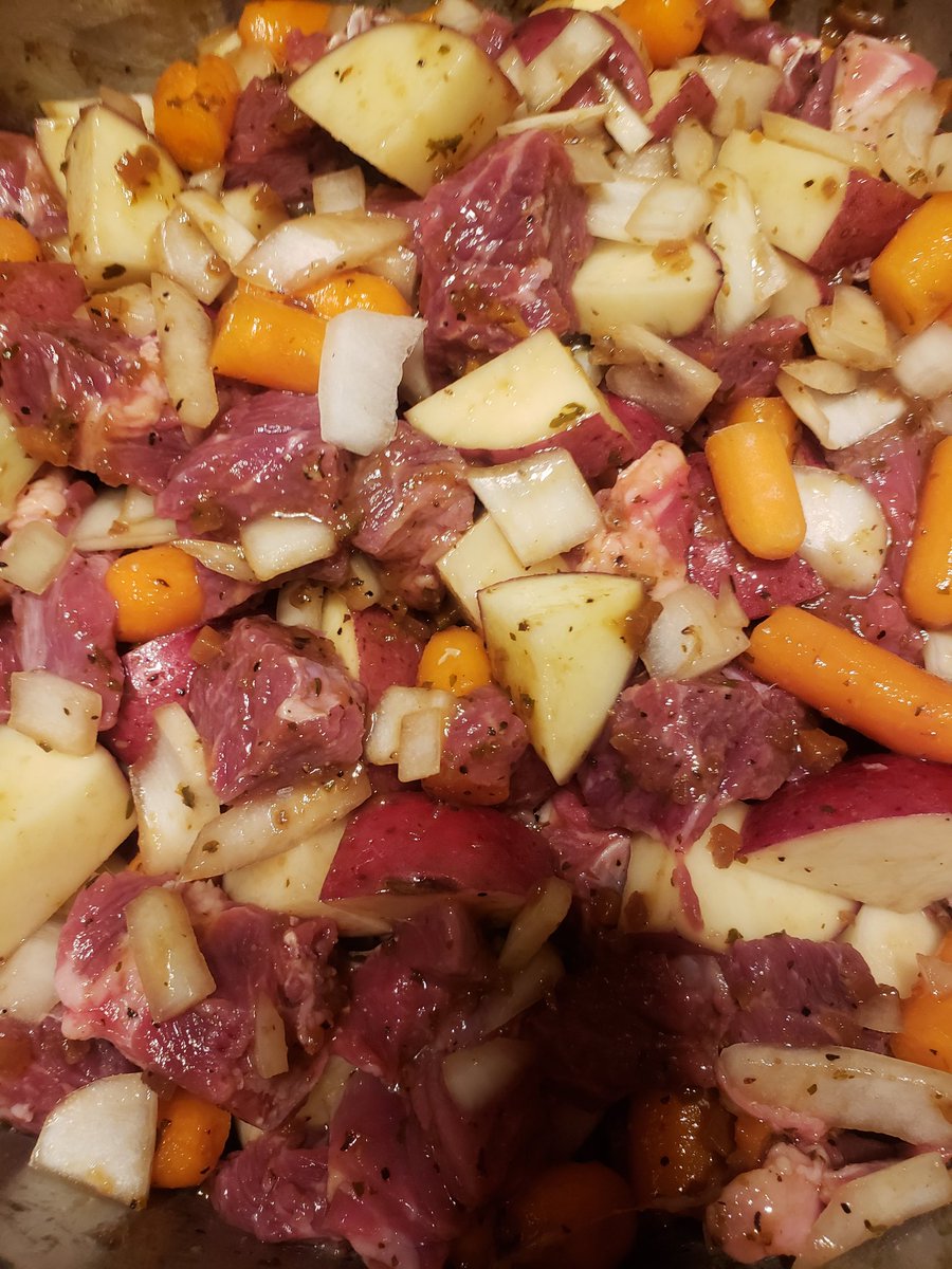 FuckYallsShit's tweet image. Because if it's gonna stay cold af.. beef stew is a must.  #fuckthis #springwhereyouat
