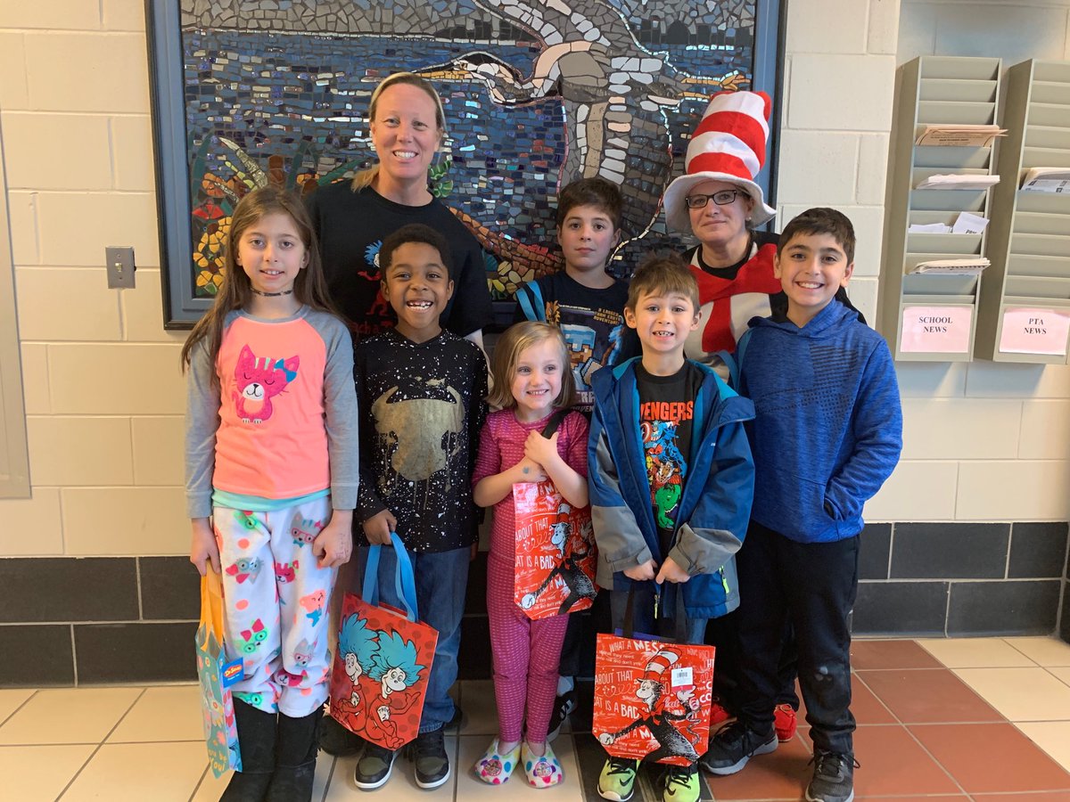 solleyreads's tweet photo. Happiness is a new book or two! Look at these smiles!! Loving our 100 new books...thank you!⁦@AacpSeril⁩ ⁦@AACountySchools⁩ ⁦@SolleyAACPS⁩ #happybirthdaydrseuss https://t.co/flf8FSjBVe