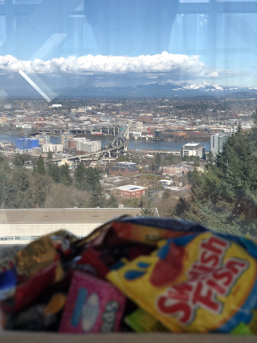 OHSUIMRes's tweet photo. Spring is in the air! What a gorgeous #candyfriday #candyrounds @vaportland @PortlandTram https://t.co/m45xyIzuKM