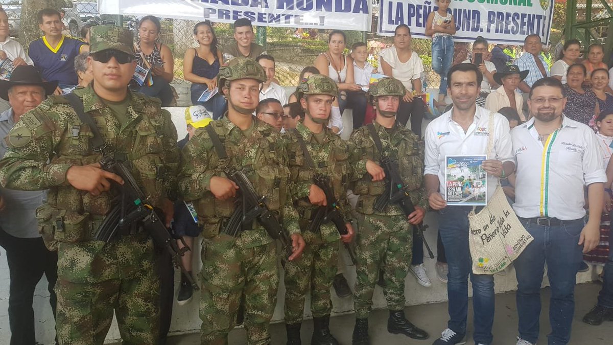 Mapinto66's tweet photo. En su recorrido por la provincia de Gualivá el Gobernador de Cundinamarca @JorgeEmilioRey  saluda a los #HéroesBicentenarios de la #Brigada13 @Ejercito_Div5  exaltando su labor para garantizar la seguridad de los cundinamarqueses.#Bimac https://t.co/R02Pqr4VxL