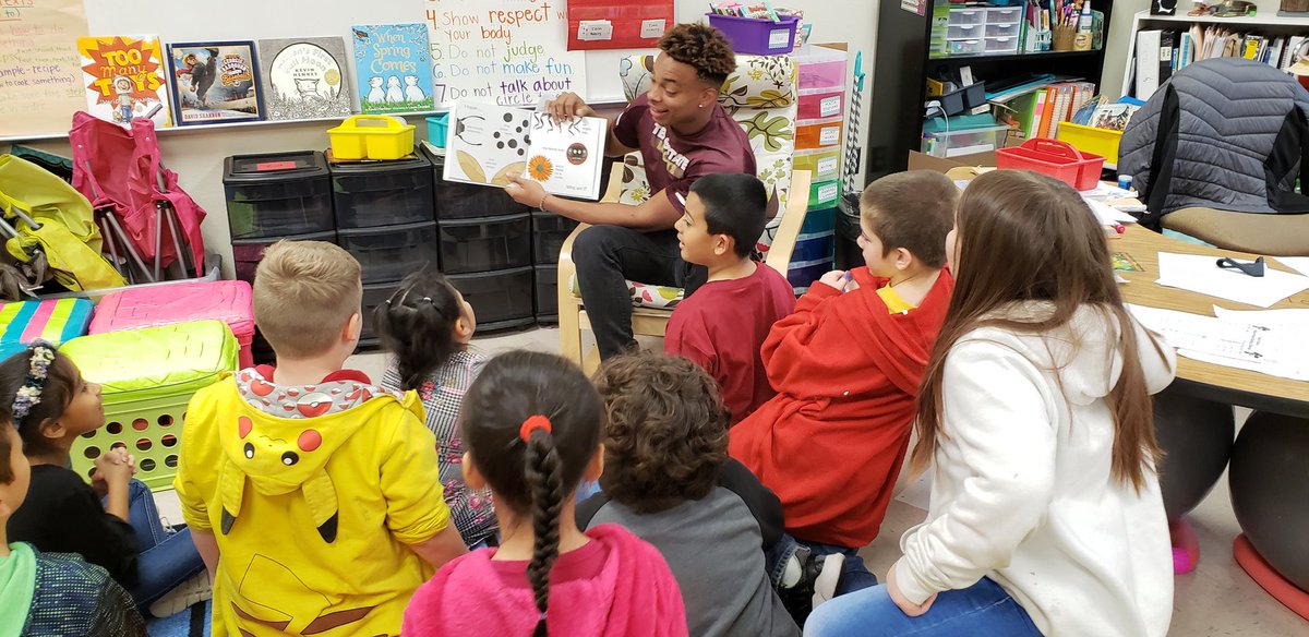 HambysHive's tweet photo. We celebrated #MarchIntoLiteracy with storybook character dress-up and by listening to guest readers throughout the day. Thanks to the @TXSTATEFOOTBALL readers who came to our class. The students loved y'all! #HambysHive @AmandaN64209814 https://t.co/CFe7o1nNLo