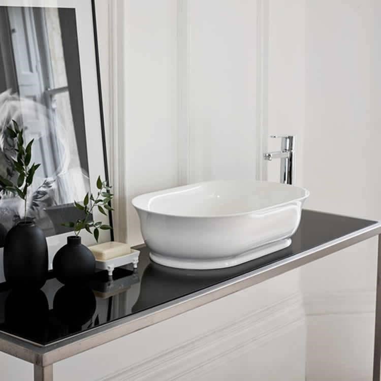 DesignerBath's tweet image. A vessel sink and classical molding rendered in a new and unexpected way. We can’t stop admiring the beautifully-blended composition of this @CrosswaterLtd basin.