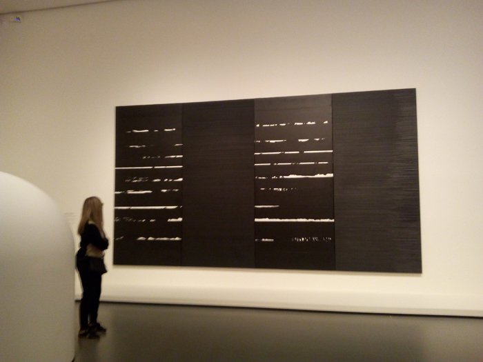 gau_c's tweet photo. D'autres manières de peindre: Flavin, Richter, Soto, Soulages - Collection de la fondation #FONDATIONLouisVuitton https://t.co/a5MJF0XHkt