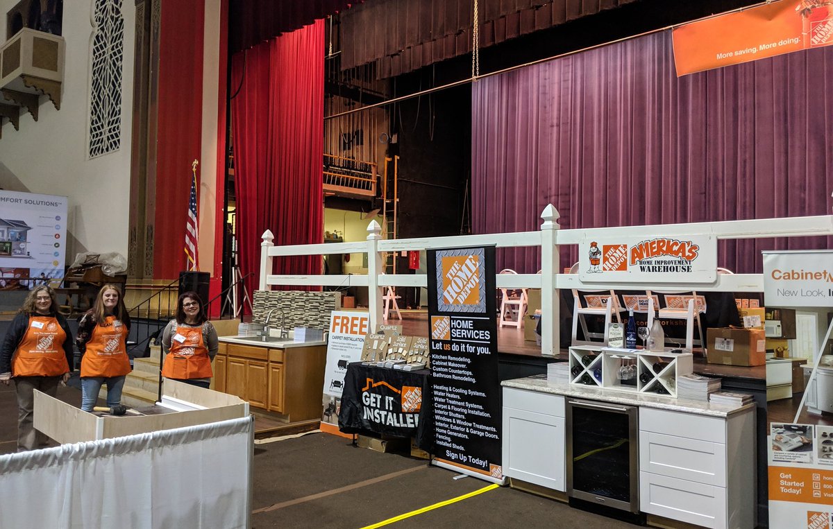 Specialtyasm4's tweet photo. Set up to drive leads and measures at the Home Show with Specialty DS Leah, D23/24 DS Tonya, Millwork DS Jesse, and Kitchen Designer Vicki. #SteelCitySquad #theAteam https://t.co/JIHP1g4ty3