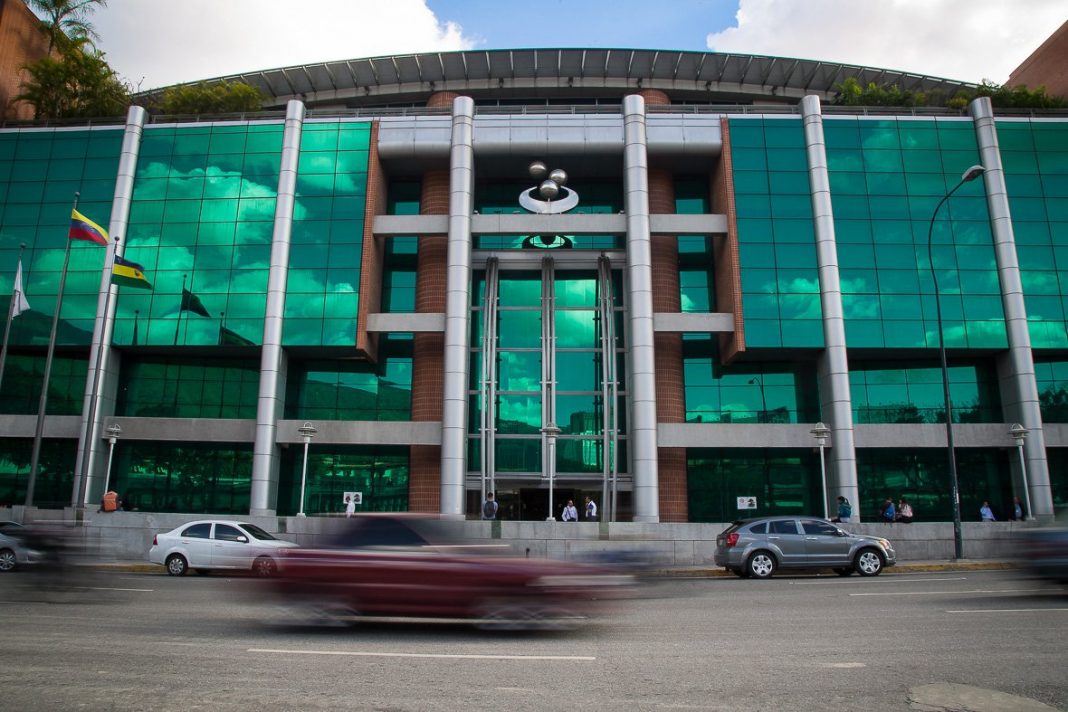 NoticiasFalcon's tweet photo. En Gaceta Oficial. Levantaron la intervención de Banesco.

El Ejecutivo Nacional levantó la medida administrativa de intervención dictada contra Banesco Banco Universal C.A. el pasado 4 de mayo de 2018. https://t.co/vYudVwlHss