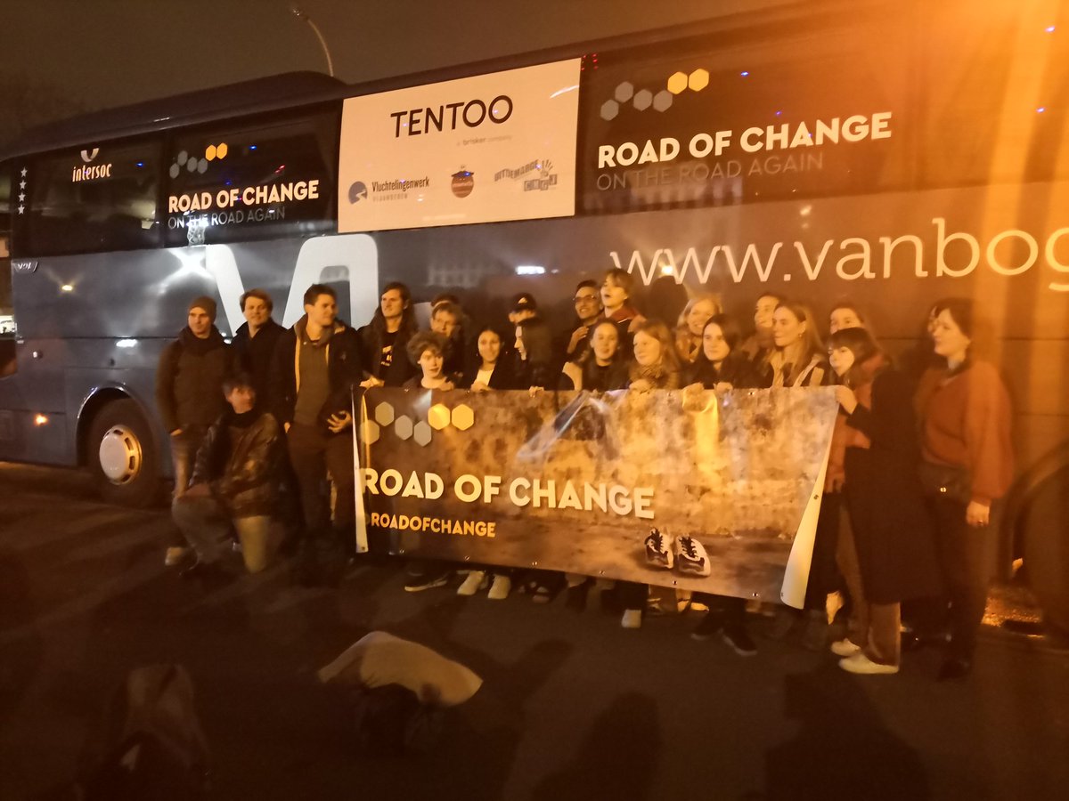 We zijn vertrokken. Dertig vrijwilligers, ouders en pers wuiven hen uit. Volg hun avonturen op Twitter en roadofchange.be #roadofchange #vluchtelingen #Europa <a href="/VluchtwerkVl/">Vluchtelingenwerk Vlaanderen</a> <a href="/mobileschool/">Mobile School</a> <a href="/UitDeMarge/">Uit De Marge</a>