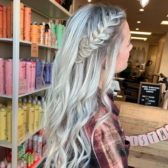 _Hospii's tweet photo. We're all about this side-braid-soft-curl look 👌 💛 @beautybymadisonnoel 
• 
• 
• 
• 
#braid #sidebraid #halfbraid #blonde #curl #softcurl #hair #hairstyle #hairstylist #hairdo #hairoftheday #goodhairvibes https://t.co/7iOD8NlvUb