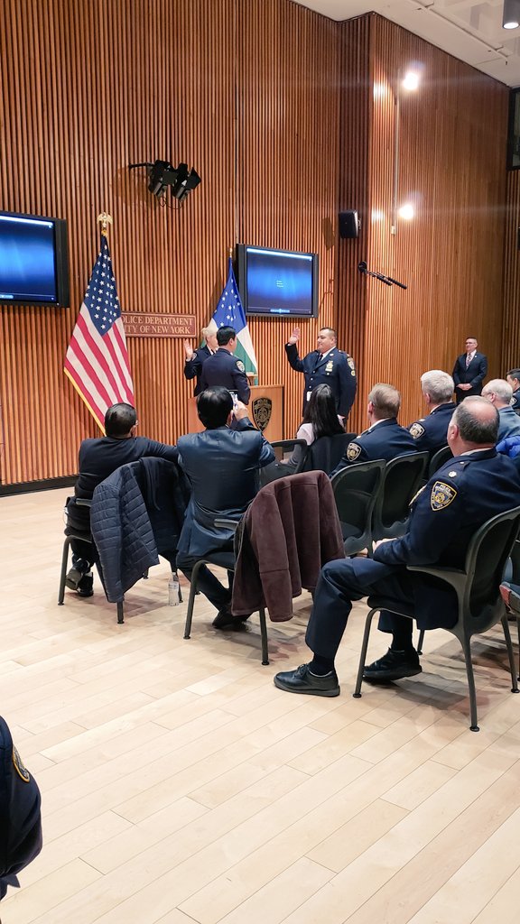 bariomar's tweet photo. #firstnet #att #nypd 
Had the privilege and pleasure providing details about first net to some of NY's Finest! Being able to offer the only prioritized service built for first responders , yet another exclusive advantage for our friends and family at NYPD @BradleyRoyale the star. https://t.co/2vsFAyTKbI