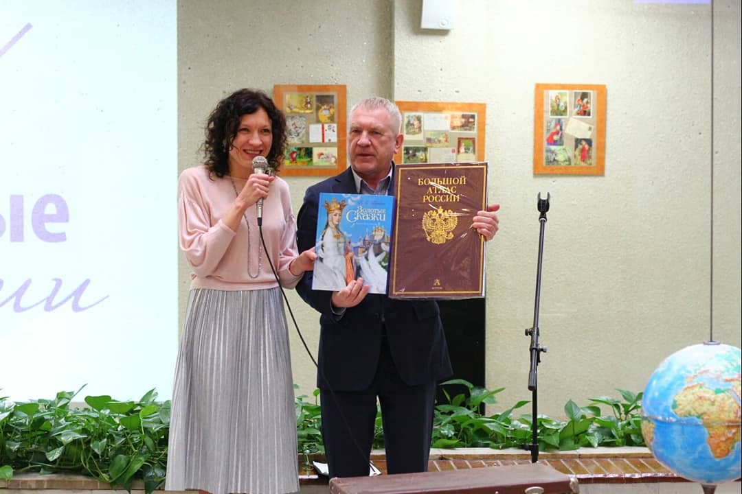 На #фестивальсчастья2019 заместитель главы Тольятти - глава администрации Автозаводского района @UM_Hvostov "открыл" Библиотечную столицу региона! Подарил от главы города чудесные книги библиотекам!)
Теперь живём целый год в столице!) Библиотечной!)