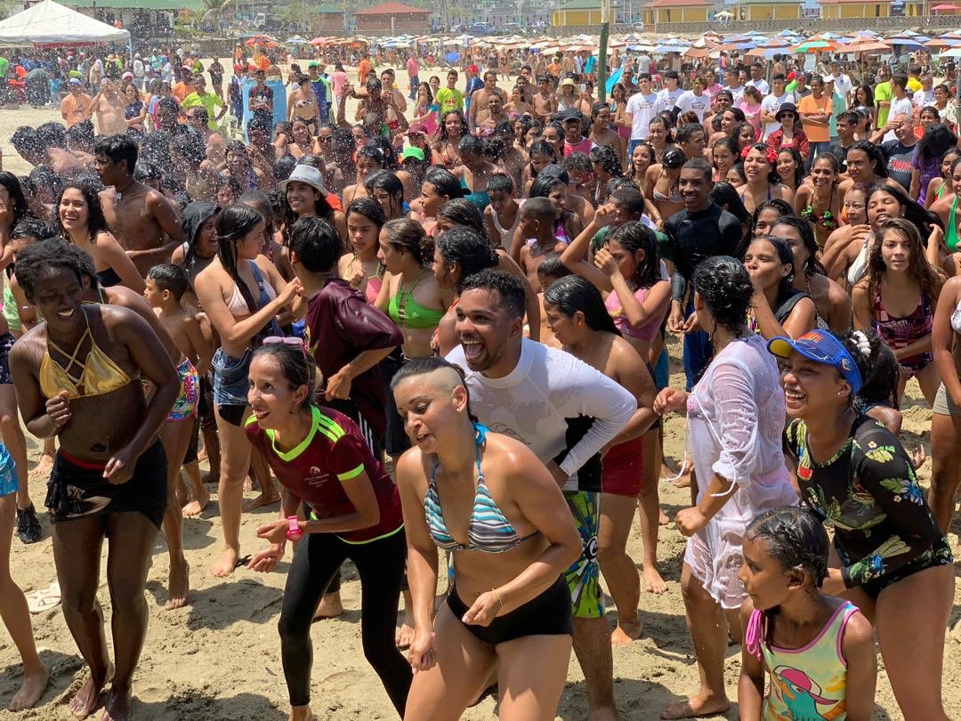VillegasPoljak's tweet image. #AHORA • Así están playas del estado Vargas, muy cerca de #Caracas #Venezuela, plenas de familias que celebran por anticipado #CarnavalesFelices2019 gracias al adelanto decretado por el presidente @NicolasMaduro #Carnavales2019EnPazYAlegría #FestivalRecreativoCarnaval2019 #01Mar