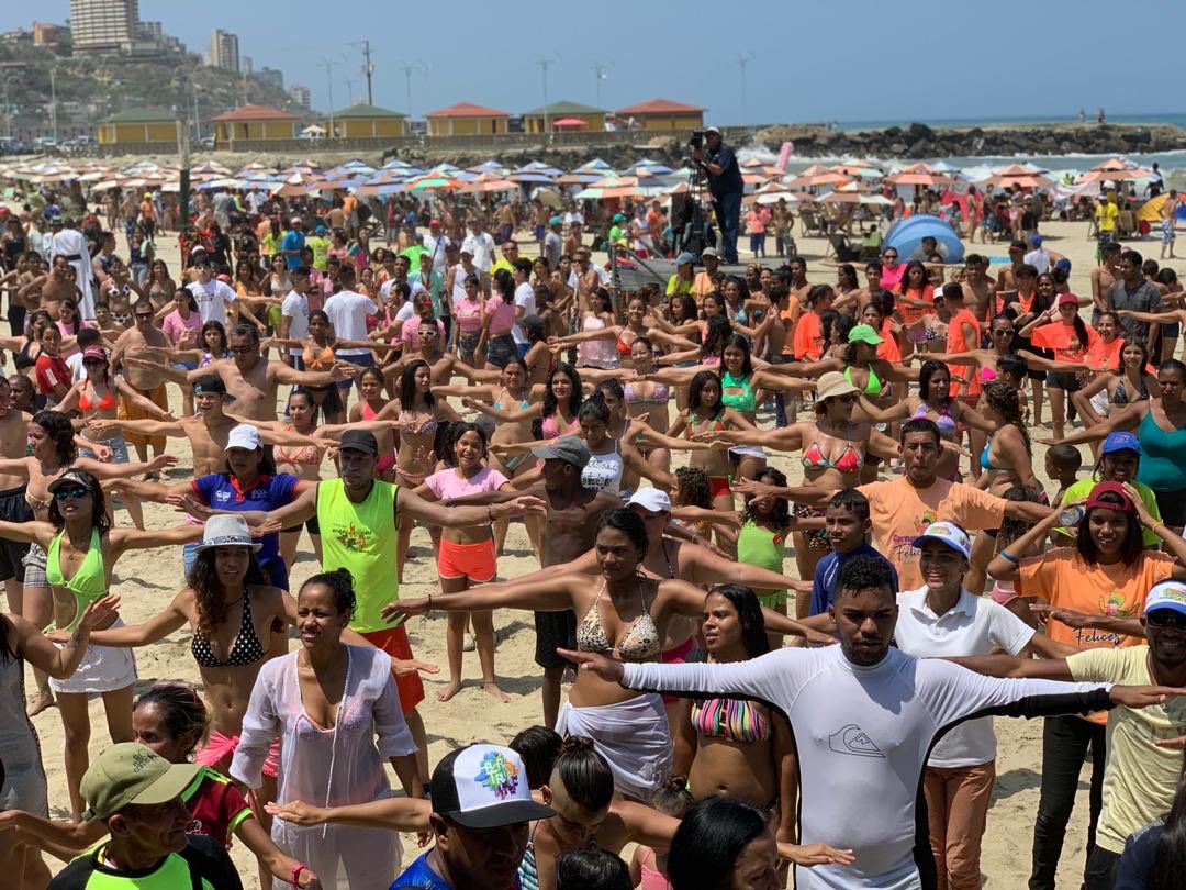 VillegasPoljak's tweet image. #AHORA • Así están playas del estado Vargas, muy cerca de #Caracas #Venezuela, plenas de familias que celebran por anticipado #CarnavalesFelices2019 gracias al adelanto decretado por el presidente @NicolasMaduro #Carnavales2019EnPazYAlegría #FestivalRecreativoCarnaval2019 #01Mar