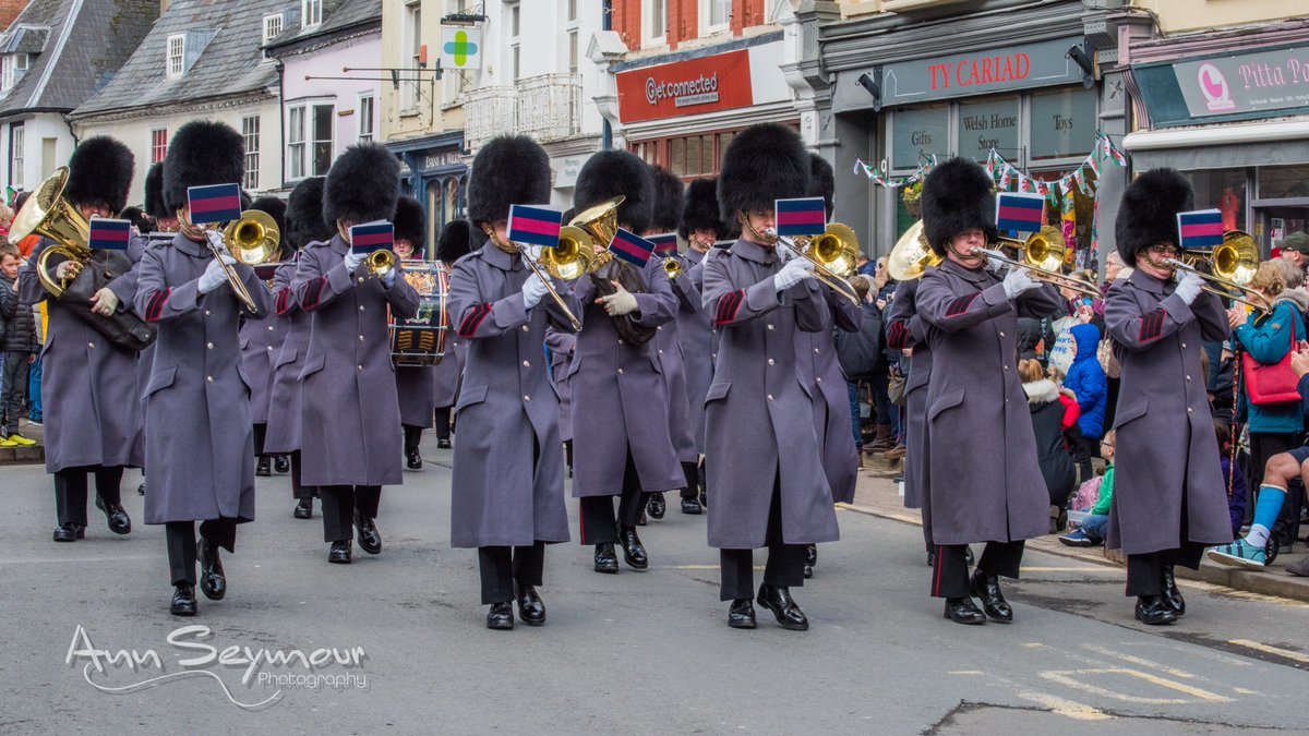 AnnSeymourPhoto's tweet photo. Here come the Band! @WelshGuardsBand @WelshGuards fine music to accompany the Welsh Guards on parade in #Brecon today for #StDavidsDay #DyddGwylDewiHapus every instrument gleaming on a glorious #Welsh day!  @BeaconsTourism @BritishArmy #Militaryband #parade @LeggeBourke https://t.co/bkXwHwcLxy