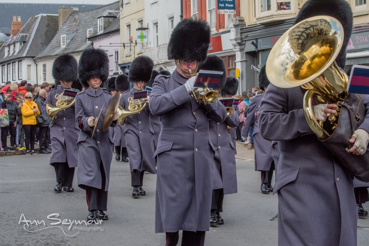 AnnSeymourPhoto's tweet photo. Here come the Band! @WelshGuardsBand @WelshGuards fine music to accompany the Welsh Guards on parade in #Brecon today for #StDavidsDay #DyddGwylDewiHapus every instrument gleaming on a glorious #Welsh day!  @BeaconsTourism @BritishArmy #Militaryband #parade @LeggeBourke https://t.co/bkXwHwcLxy