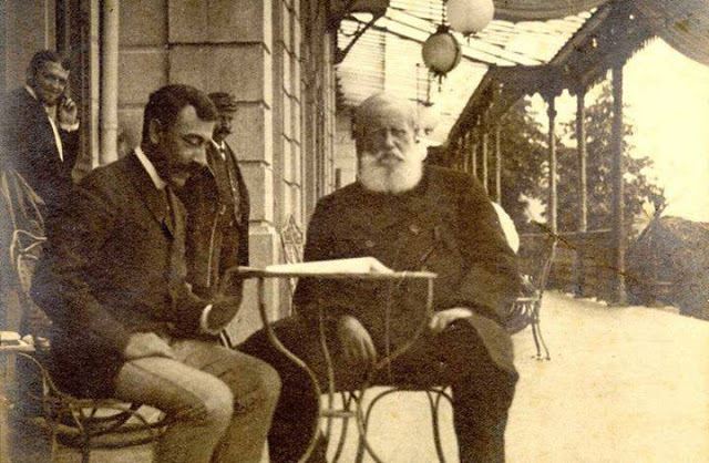D. Pedro II sentado à mesa junto com seu médico, conde de Mota Maia, na estação de cura de Aix-les-Bains, no Hotel Splendide.

Em uma de suas últimas viagens ao continente europeu ainda como Imperador do Brasil, foi tratar a sua diabetes e o mal cardíaco crônico, 1888.