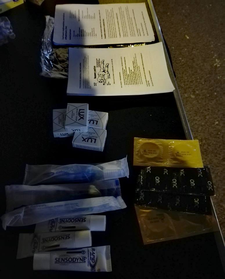 Χθες, σε μία από τις Open Drug Scenes, μοιράσαμε είδη υγιεινής, οπως οδοντόβουρτσες, σαπούνι, προφυλακτικά, οδηγίες για ασφαλή χρήση &amp; αντιμετώπιση της υπερδοσολογίας. Θέλουμε να δώσουμε την δυνατότητα στους ανθρώπους που συναντάμε να είναι όσο το δυνατόν πιο υγιείς.
#StepsGR