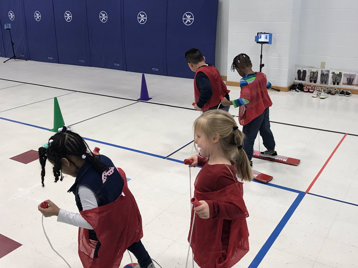_martha_murphy_'s tweet photo. Dr. Seuss stations in PE with Kinder. @RockbrookES @tanyahenry123 #nationalreadacrossamericaweek https://t.co/QYJspDCI5h