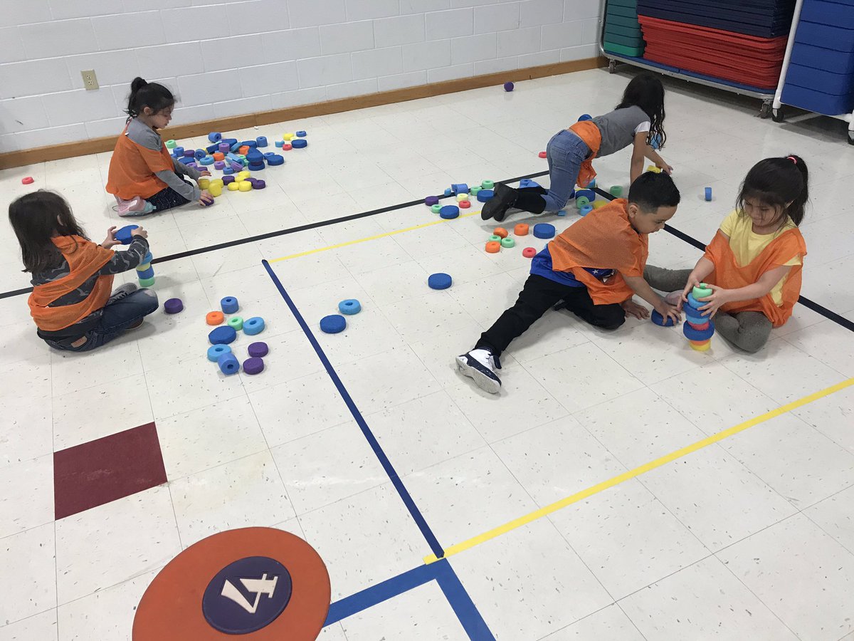 _martha_murphy_'s tweet photo. Dr. Seuss stations in PE with Kinder. @RockbrookES @tanyahenry123 #nationalreadacrossamericaweek https://t.co/QYJspDCI5h