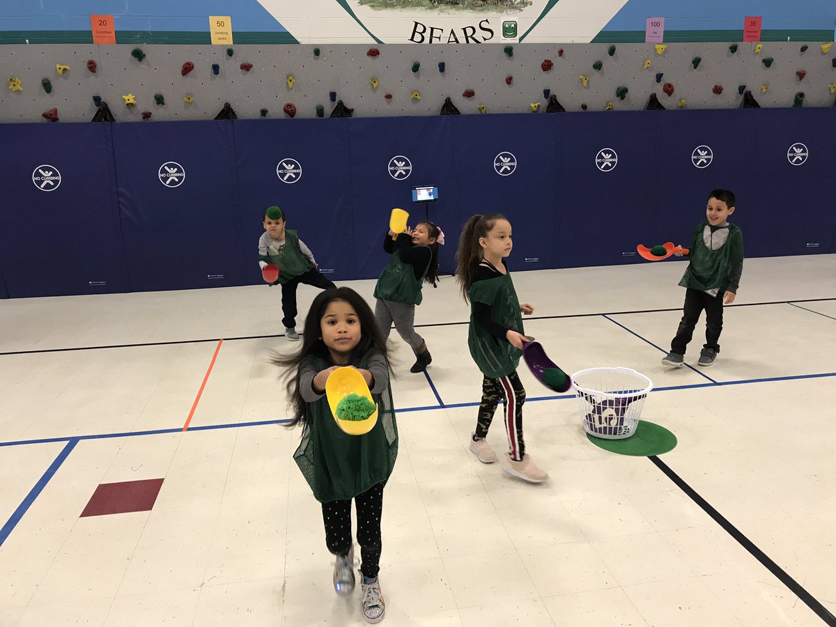 _martha_murphy_'s tweet photo. Dr. Seuss stations in PE with Kinder. @RockbrookES @tanyahenry123 #nationalreadacrossamericaweek https://t.co/QYJspDCI5h