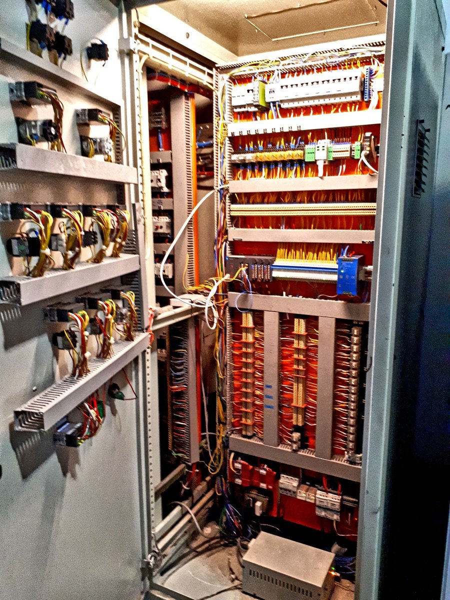 electro_prog's tweet photo. Un poco de trabajo en un TDF 🧐🧐 https://t.co/7hWnUriw1e