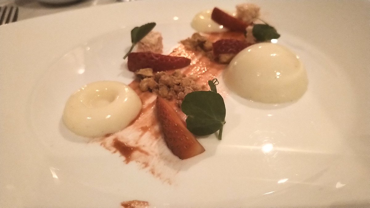 sindivanzyl's tweet photo. Dessert! 

Inkomazi Panna Cotta: strawberries, caramelised nut crumble, and strawberry coulis 

#Dijo #BookDinner @prueleithchefs @LesDaChef https://t.co/JLQP4oogTw