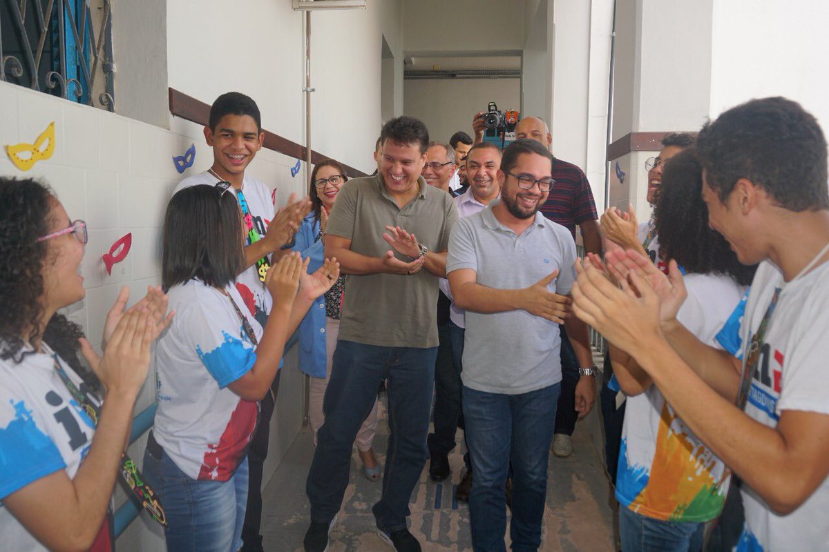 jhonatanalmada's tweet photo. Recebemos com muita alegria o secretário @FelipeCCamarao em sua primeira visita ao @iema_oficial e a #comunidadeescolar o presenteou com um Diploma de Boas-vindas durante a Mostra de #Eletivas do primeiro semestre de 2019 https://t.co/auVfRJQetY