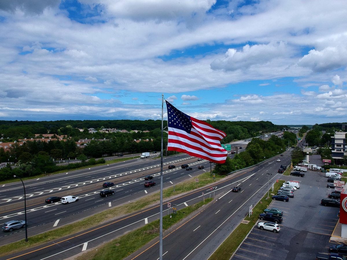dronepodcast's tweet photo. Just a aerial shot from a warmer day.
Aerial view of the American flag next to the highway. Flight “next to” NOT “over” the roadway. #thinkbeforeyoufly #drone #aerialphotography #aerialview #americanflag #birdseyeview #NewYork #LongIsland https://t.co/7cndwvolUK
