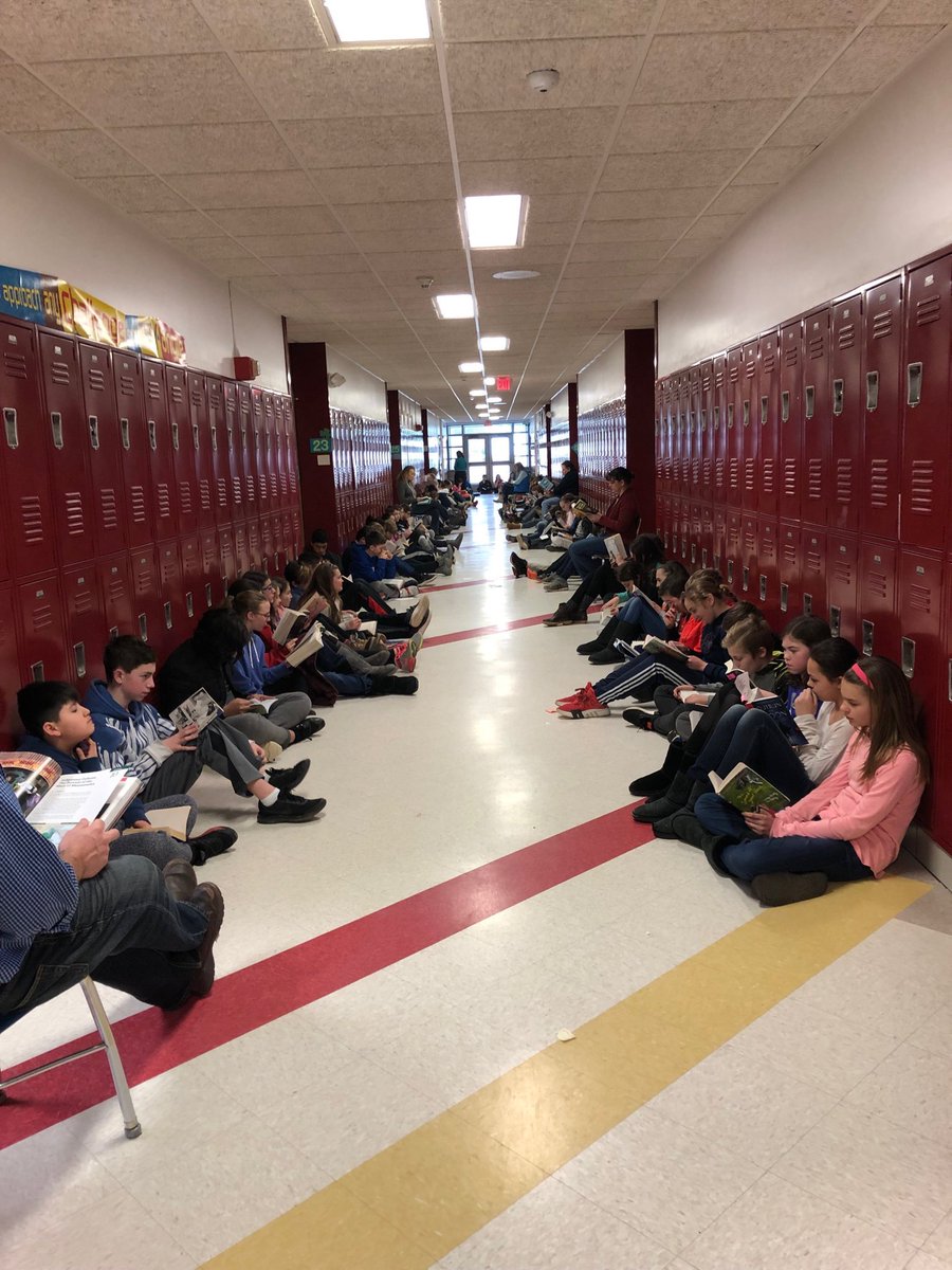 AnneDoyle2's tweet photo. Celebrating Read Across America at Memorial! #memorialr13 #rsd13ct https://t.co/Z69HKc6maV