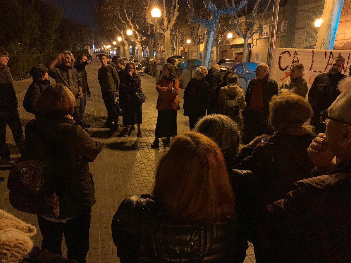bdncom's tweet photo. La Plataforma @salvemcalandal #Badalona fa una assemblea per decidir accions de protesta davant la publicació, diuen, del concurs públic d’execució d’obres. Afirmen que el govern actual ha recuperat el projecte original sense incorporar els canvis acordats amb l’anterior govern. https://t.co/8Zb6U7NQMS