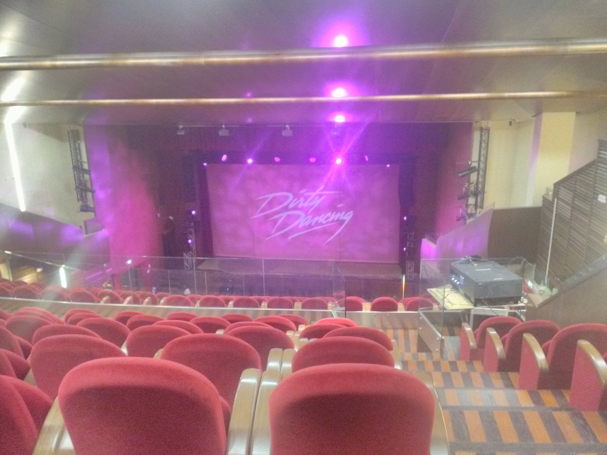 Monicavda83's tweet photo. Ed eccomi pronta e carica per vedere il mio musical preferito #dirtydancing #musical #teatrosplendor #Aosta 😍💃💃 https://t.co/srlKrBPnqk