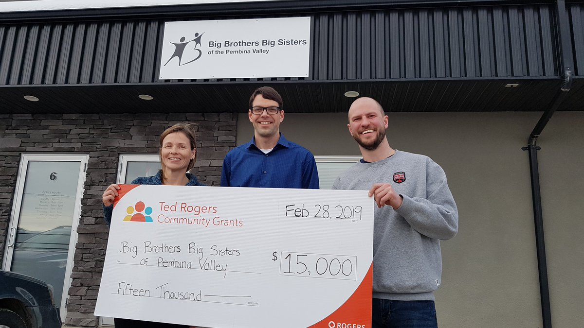 bbbsmw's tweet photo. A great BIG thank you to @hometownhockey_ for the amazing donation! This grant will help expand and amplify our mentor programs. Presenting the cheque was Kyle Buttenham, Rogers Hometown Hockey MC.

#HometownHockey
#mentoringmatters https://t.co/eLHfKULE9D