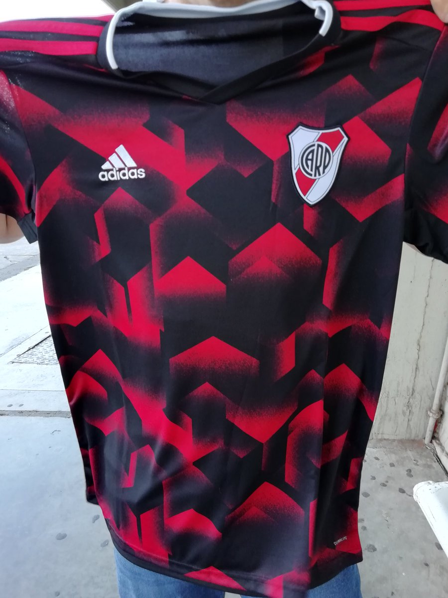 Esta camiseta alternativa nueva*de @adidasAR de #River puede ser tuya. La estrenan mañana ante Newell's. Haces RT y te anotas. El martes 12-3 digo quien es el ganador!!!!!