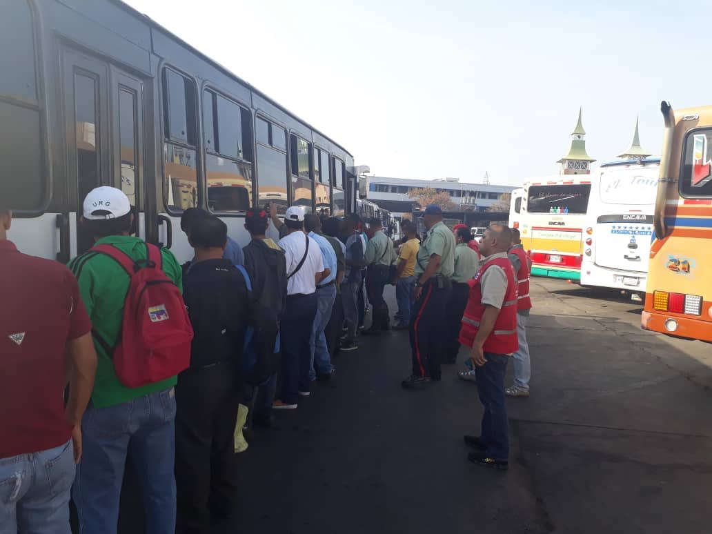 polidevalencia's tweet image. Con el fin de garantizar la seguridad de los transeuntes y transportistas en estos carnavales 2019 funcionarios de la pólicia municipal se mantienen desplegadosen en el terminal de pasajero biglow center, en conjunto con funcionarios de iantt y de ven 911.