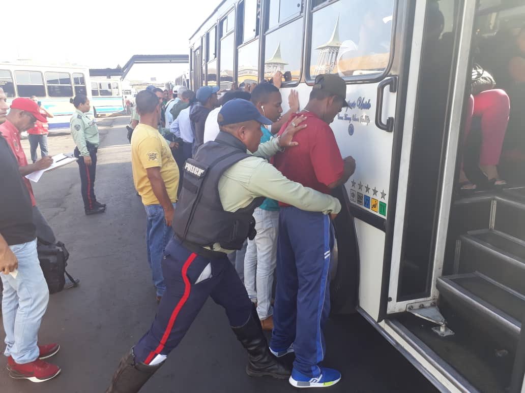 polidevalencia's tweet image. Con el fin de garantizar la seguridad de los transeuntes y transportistas en estos carnavales 2019 funcionarios de la pólicia municipal se mantienen desplegadosen en el terminal de pasajero biglow center, en conjunto con funcionarios de iantt y de ven 911.