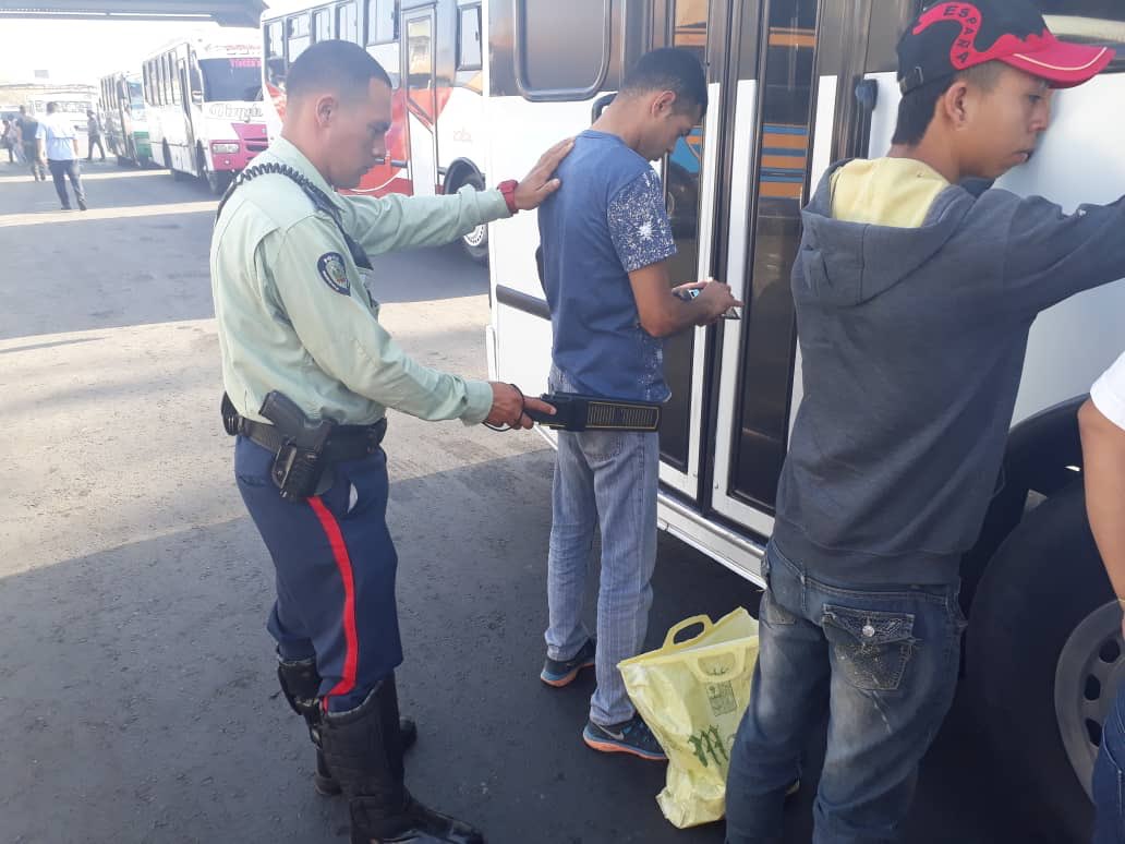 polidevalencia's tweet image. Con el fin de garantizar la seguridad de los transeuntes y transportistas en estos carnavales 2019 funcionarios de la pólicia municipal se mantienen desplegadosen en el terminal de pasajero biglow center, en conjunto con funcionarios de iantt y de ven 911.