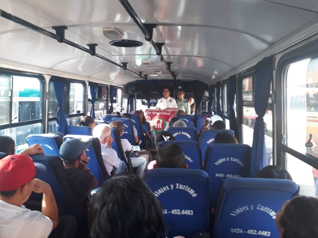 polidevalencia's tweet image. Con el fin de garantizar la seguridad de los transeuntes y transportistas en estos carnavales 2019 funcionarios de la pólicia municipal se mantienen desplegadosen en el terminal de pasajero biglow center, en conjunto con funcionarios de iantt y de ven 911.