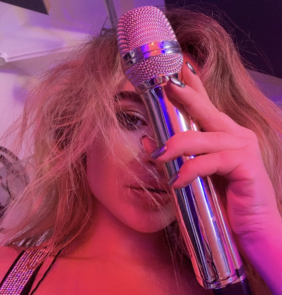 SabrinaAnnLynn's tweet photo. happy singular tour eve https://t.co/ix8IiLzv5O