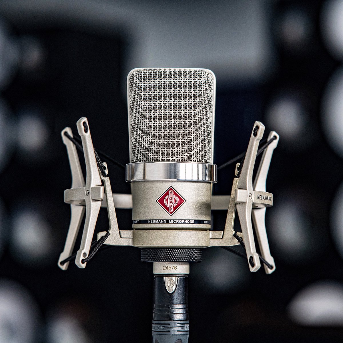 Моноблок микрофон. Neumann TLM 102. TLM 102 микрофон. Нойман Нойман TLM 102. Конденсаторный микрофон Нойман.