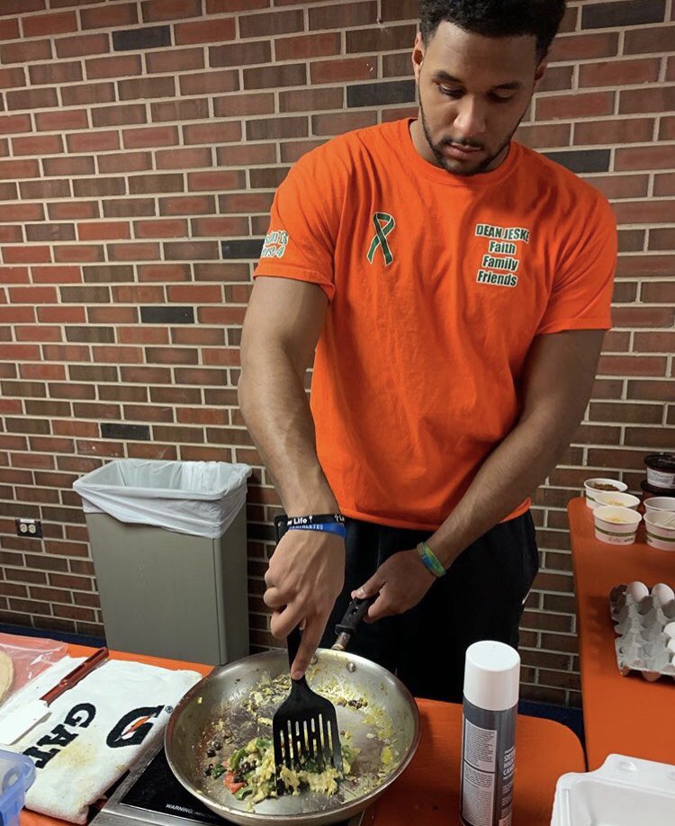 IlliniFuel's tweet photo. Football is cooking up some high performance post-workout burritos 🌯 
✅Carbs = whole wheat tortillas and black beans
✅Protein = eggs, chorizo, black beans (again!)
✅Veggies = peppers, onions, spinach, salsa 🌶
#fuelingillini #fuelthefight https://t.co/b2UgdG6ai0