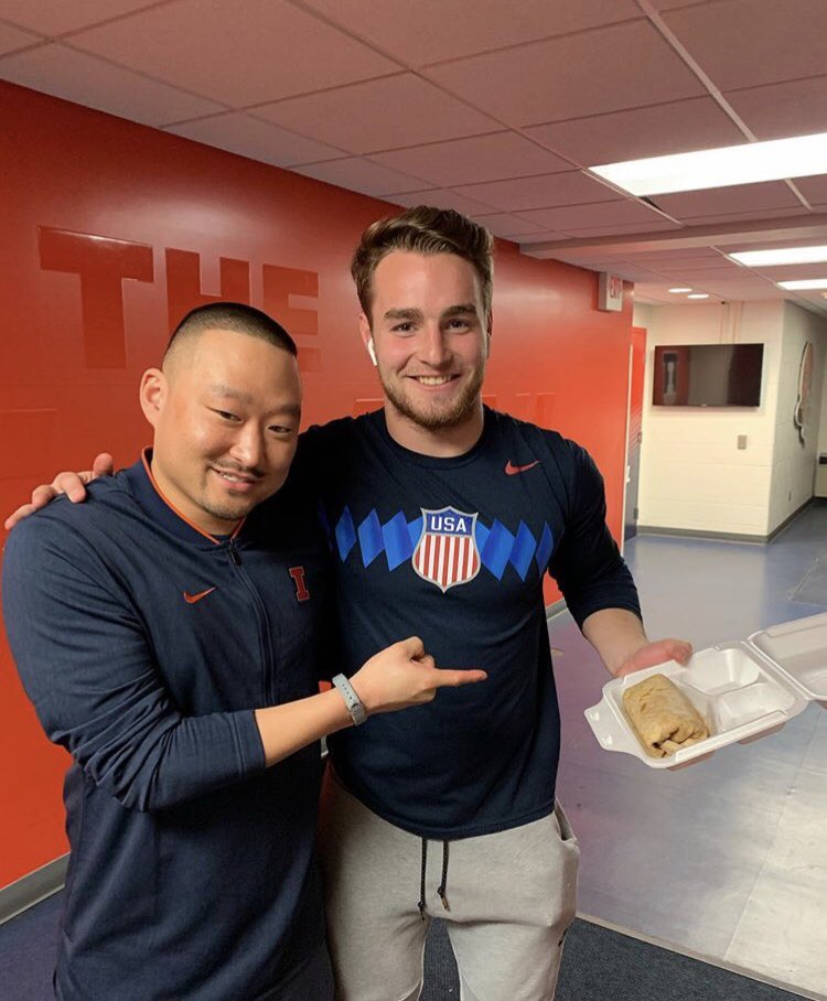 IlliniFuel's tweet photo. Football is cooking up some high performance post-workout burritos 🌯 
✅Carbs = whole wheat tortillas and black beans
✅Protein = eggs, chorizo, black beans (again!)
✅Veggies = peppers, onions, spinach, salsa 🌶
#fuelingillini #fuelthefight https://t.co/b2UgdG6ai0