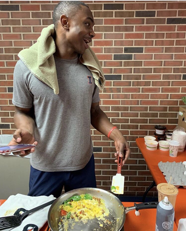 IlliniFuel's tweet photo. Football is cooking up some high performance post-workout burritos 🌯 
✅Carbs = whole wheat tortillas and black beans
✅Protein = eggs, chorizo, black beans (again!)
✅Veggies = peppers, onions, spinach, salsa 🌶
#fuelingillini #fuelthefight https://t.co/b2UgdG6ai0