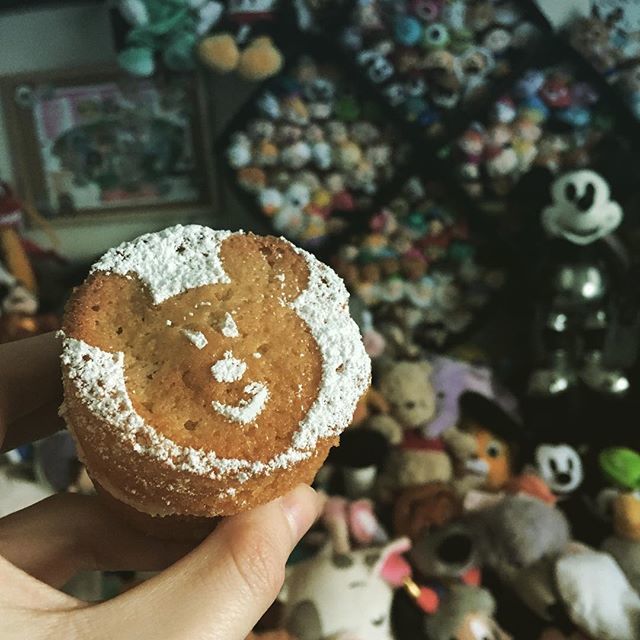 lizeindisney's tweet photo. How cute are these mini Victoria sponges @lizesdisneymom made for me? 🧁 ——
#disneybaking #lizeindisneyland #mickeymouse #disneyfood #discoverunder6k #disneysnacks #disneyuk #disneyeats #disneyplushwall #mickey90 #disneyinfluencer #disneybringshappine… https://t.co/cKTX1jhQZu https://t.co/kDRqeOiD3p