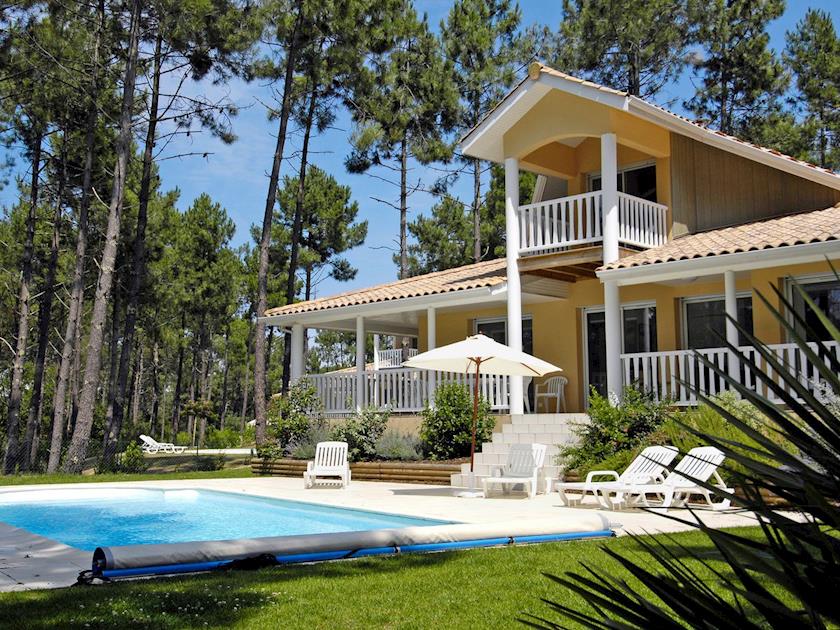 childfescapes's tweet photo. Approximately 45 minutes from Bordeaux sits this gorgeous villa for 8 with private pool in France's Aquitaine region https://t.co/QwaeIMVDWg #childfriendlyescapes #familytravel #france #aquitaine #villa #privatepool #familyholiday https://t.co/EcddpZNsHL
