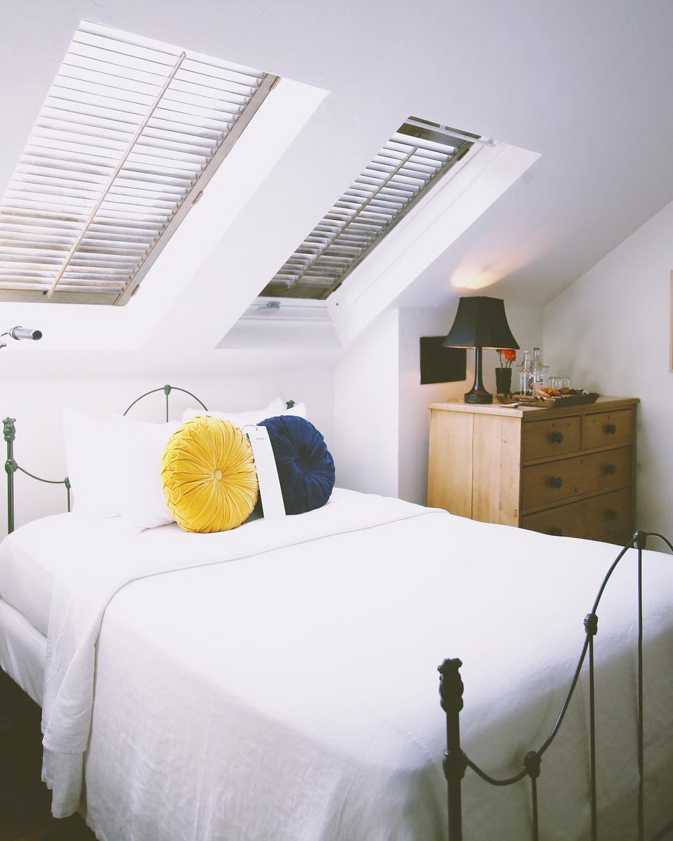 Our uniquely appointed Studios offer a queen bed, full bath, and our favorite feature: a vaulted skylight. Average Studio size is 190 square feet - ample space for the solo traveler or an intimate enclave for two. 📷: <a href="/jackieleeyoung/">Jackie Lee Young</a> #havanasanantonio #bunkhousehotels