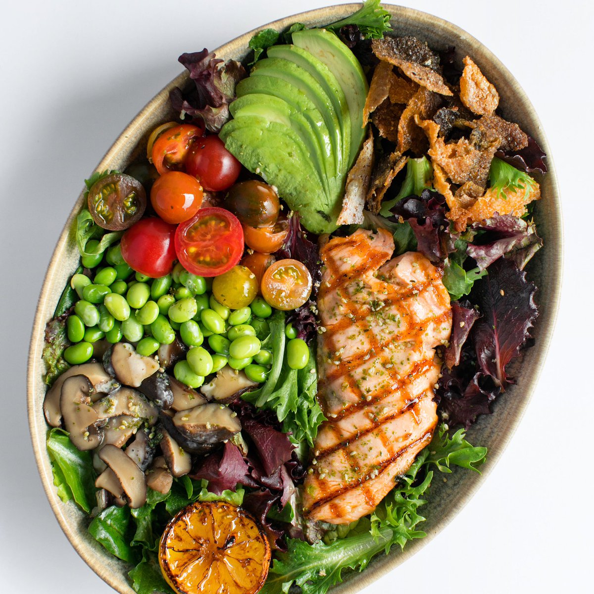 pacificcatch's tweet photo. NEW! Citrus Miso Salad with Grilled Salmon. Glazed shiitake mushrooms, avocado, cherry tomatoes, edamame, crispy salmon skin, furikake, citrus-miso dressing, and grilled lemon over mixed organic greens. Available small or regular.
#EatRight #WaveToTable #SustainableSeafoodBowls https://t.co/Q996oPlkaR