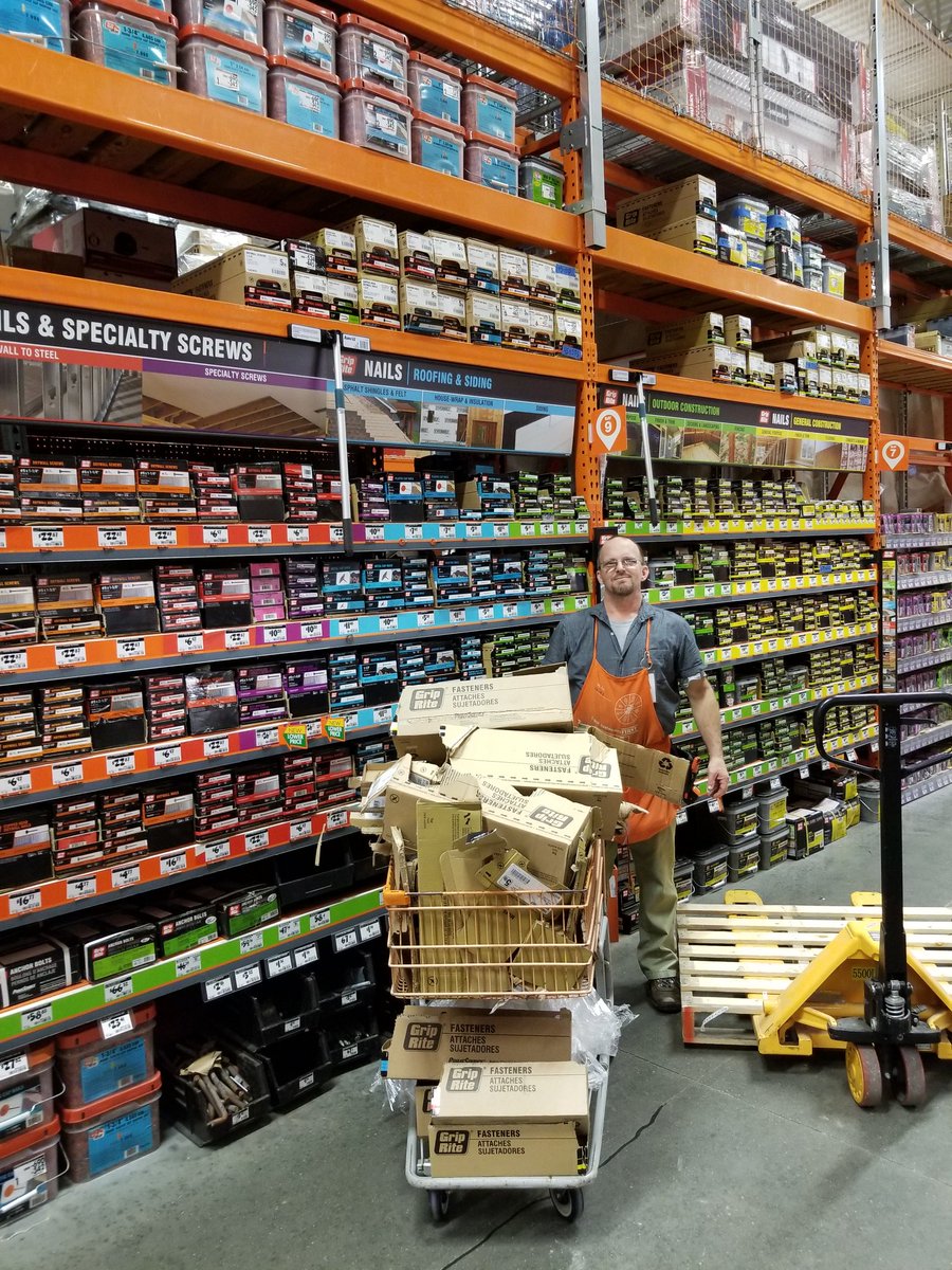 Bubble_ashes's tweet photo. The superstar team showing them how it is done! Mike in D25 has the entire pallet of nails up and out!
@Wash26739223 @SeanScall1 @denise_bonds @2905Home @ChrisDurand_HD
#d25rocks
#teamwork
#cardboardchallenge https://t.co/9tGgw3kyji