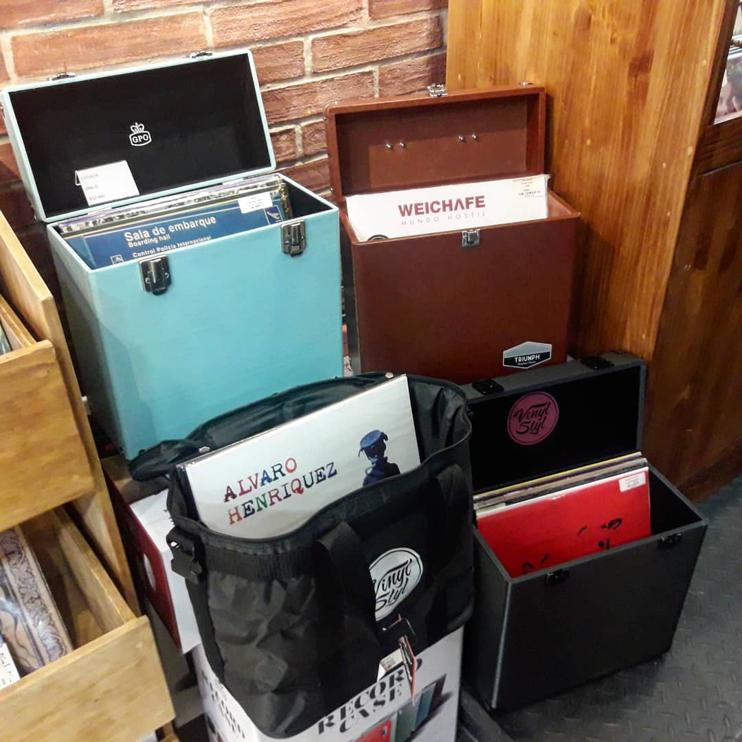 No tienes como transportar o almacenar tus vinilos de forma segura?
Acercarte a nuestra disquera ubicada en Av. Providencia 1478.
 Te esperamos con distintas opciones para el cuidado de tus discos favoritos! 😎

#disqueriachilena #vinilo #tocadiscos #viniloschile #cases