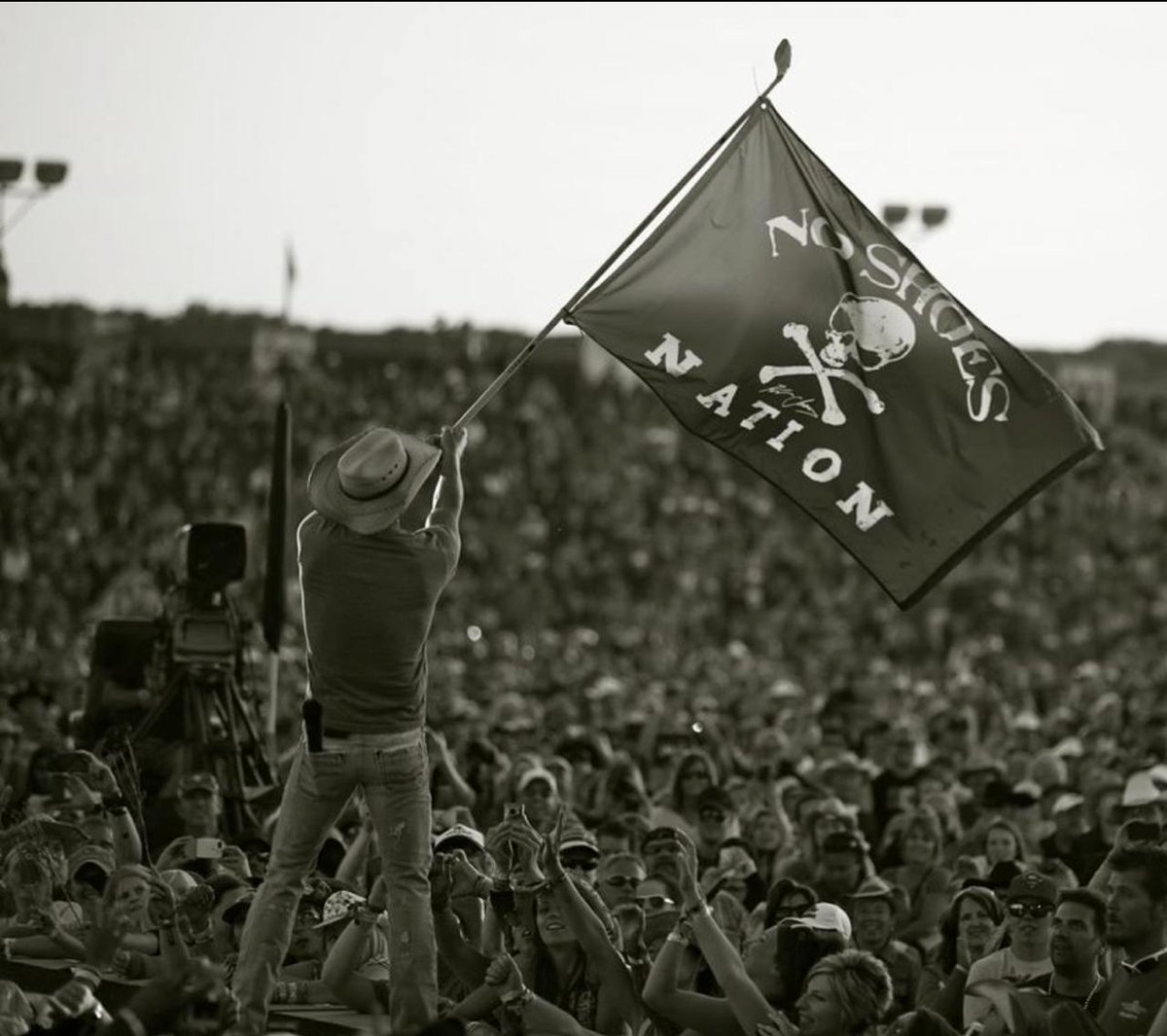 If you have a #noshoesnation #pirateflag we wanna see it. Post yours with #KCpirateflag and we'll retweet a few. Bonus points if yours is signed #kennychesney 🏴‍☠️