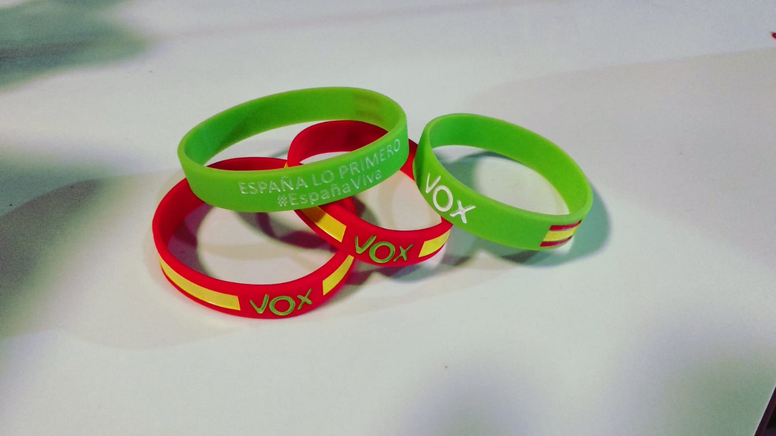 VOX Sevilla sur Twitter : "¡YA ESTÁN AQUÍ! Pulseras de VOX, puedes conseguirlas en nuestra sede de Sevilla, en calle de 20, en horario de oficina Lunes a Viernes. ¡