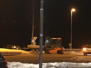 regionsnytt's tweet image. #Hønefoss #Ringerike 
En sjåfør var uheldig og veltet med tilhenger i rundkjøringen på #Hvervenmoen.
Ingen personer ble skadet under uhellet, men tilhengeren fikk hard medfart. 
En gaffeltruck fra Obs BYGG ryddet opp.